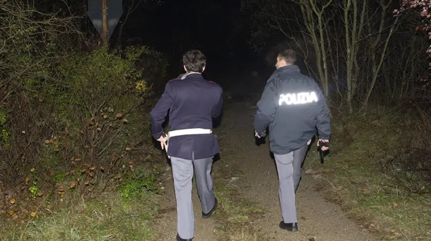 Una pattuglia della Polizia di frontiera durante un controllo notturno sul Carso