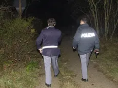 Una pattuglia della Polizia di frontiera durante un controllo notturno sul Carso