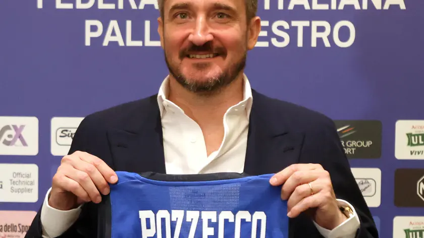 Il nuovo ct della nazionale italiana di basket Gianmarco Pozzetto posa per i fotografi a margine della conferenza stampa per la sua presentazione. Milano 3 Giugno 2022. ANSA / MATTEO BAZZI