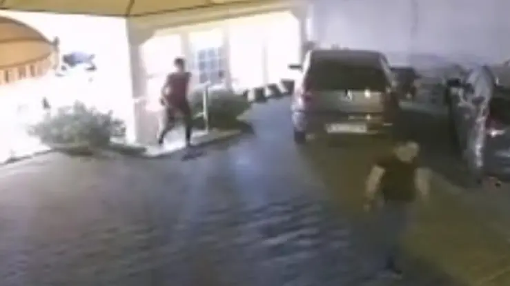 La fuga dei due clienti ripresi dalle telecamere di sicurezza