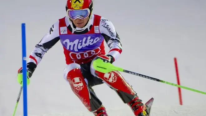 epa03953947 Marcel Hirscher of Austria clears a gate during the Men's Slalom race at the FIS Alpine Skiing World Cup event in Levi, Finland, 17 November 2013. EPA/MARKKU OJALA FINLAND OUT