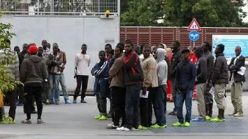 Un gruppo di profughi a Santa Maria La Longa, nella Bassa friulana