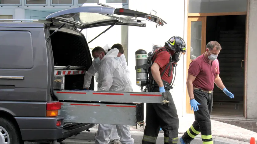 I vigili del fuoco entrano con le maschere nell'abitazione (Foto Bonaventura)