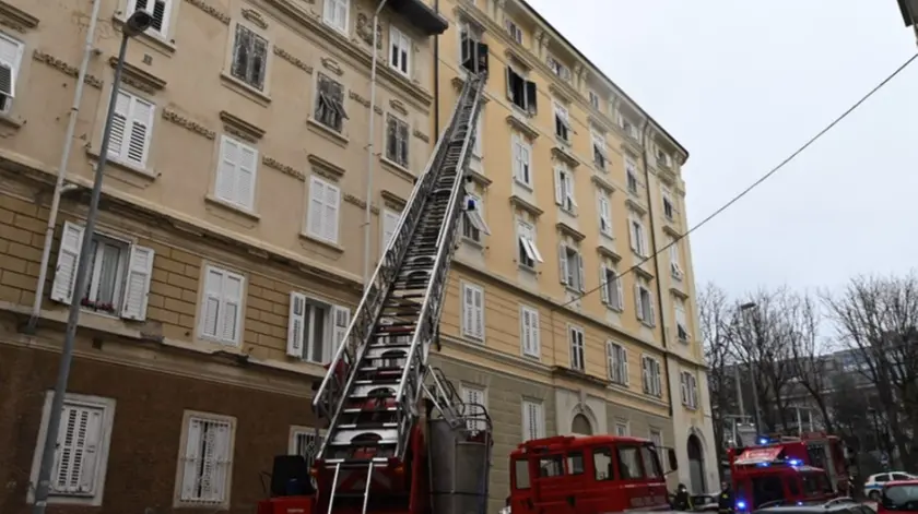 L'intervento dei vigili del fuoco (Foto Bruni)