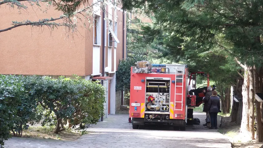 Pompieri sul luogo dell'incendio (Foto Lasorte)