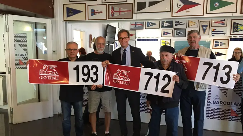 I primi iscritti alla Barcolana 48 con il presidente di Svbg, Mitja Gialuz