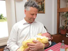 Il sindaco di Venzone, Fabio di Bernardo con la piccola Amina