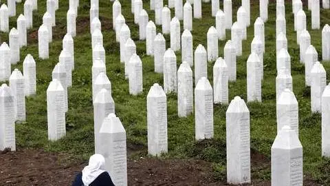 le tombe del memoriale di Potocari che ospita i resti di migliaia di vittime del genocidio