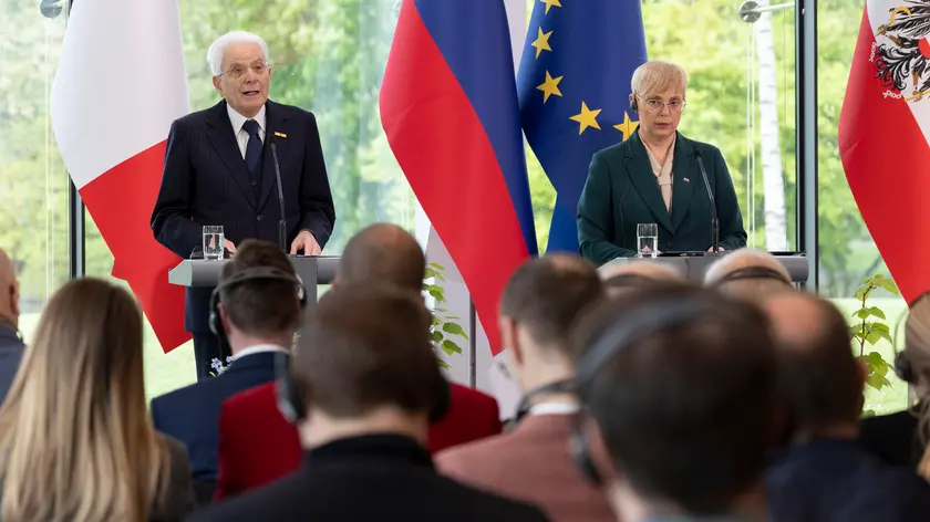 Il Presidente della Repubblica, Sergio Mattarella, in occasione della ceromonia per i 20 anni dell'entrata della Slovenia nell'Unione europea, 22 aprile 2024. NPK ANSA / Francesco Ammendola - Ufficio per la Stampa e la Comunicazione della Presidenza della Repubblica +++ ANSA PROVIDES ACCESS TO THIS HANDOUT PHOTO TO BE USED SOLELY TO ILLUSTRATE NEWS REPORTING OR COMMENTARY ON THE FACTS OR EVENTS DEPICTED IN THIS IMAGE; NO ARCHIVING; NO LICENSING +++