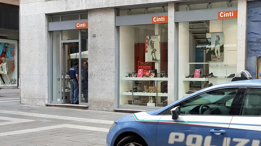 La polizia al negozio di scarpe Cinti