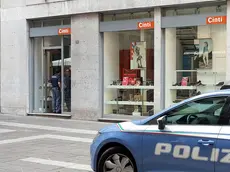 La polizia al negozio di scarpe Cinti