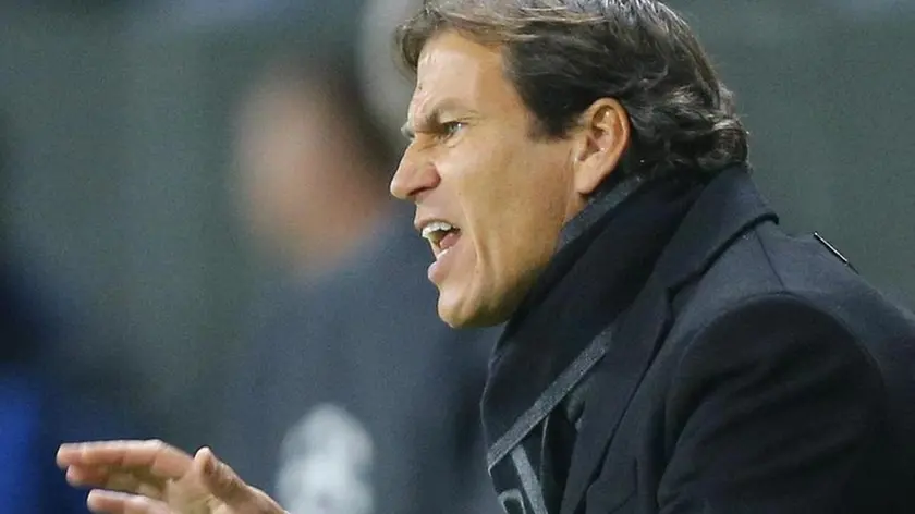 Roma coach Rudi Garcia gives indications to his players during the the Champions League group E soccer match between Bate Borisov and Roma, in Borisov, Belarus, Tuesday, Sept. 29, 2015. (ANSA/AP Photo/Sergei Grits)