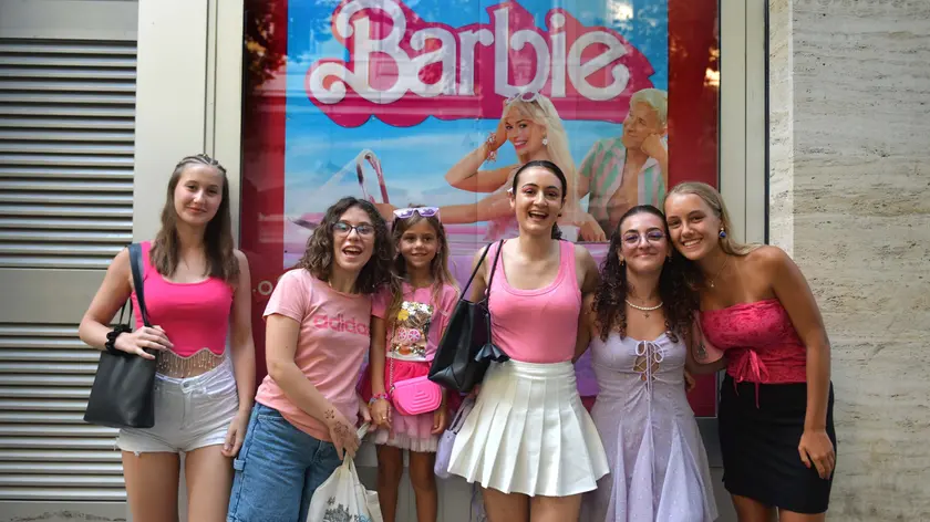 Un gruppo di amiche all’esterno del Nazionale. Fotoservizio Bruni