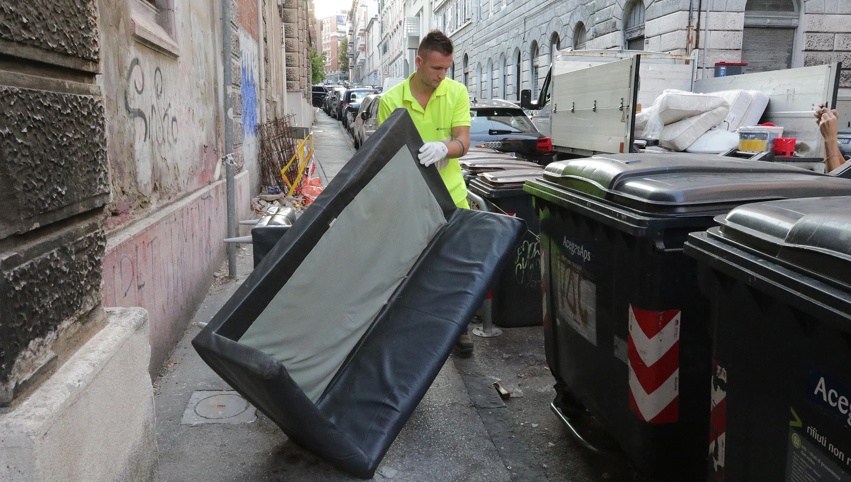 Lasorte Trieste 25/07/19 - AcegasAps, Raccolta Rifiuti Ingombranti Lasciati in Strada, Via Gambini