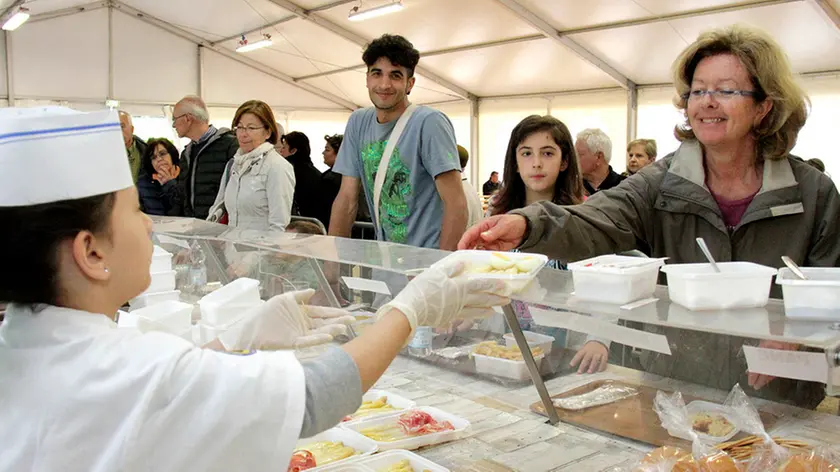 Asparagi con uovo sodo serviti alla festa di Fossalon (Foto Bonaventura)