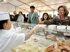 Asparagi con uovo sodo serviti alla festa di Fossalon (Foto Bonaventura)