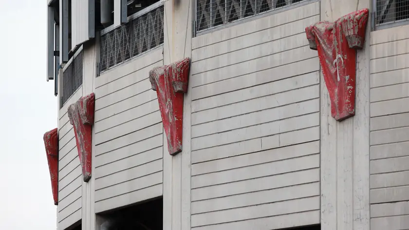 Le maglie della Triestina appese allo stadio Rocco