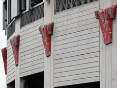 Le maglie della Triestina appese allo stadio Rocco