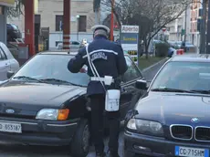 Un agente della polizia municipale intento a dare una multa (Foto di archivio)