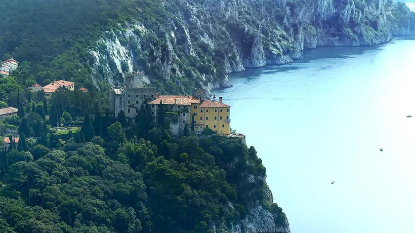 Un’immagine delle falesie e del castello di Duino