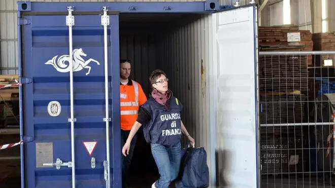 Foto BRUNI TRieste 27.04.12 nave da Crociera allo Scalo legnami.container come deposito bagagli