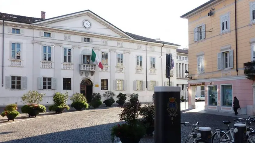 Il Palazzo del Municipio di Gorizia e alcuni condomini adiacenti