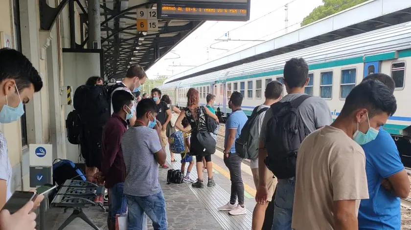 L'attesa alla stazione di Monfalcone