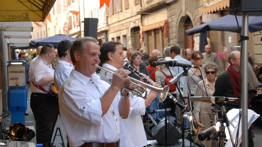 Musica dal vivo a gisti in una foto di qualche anno fa