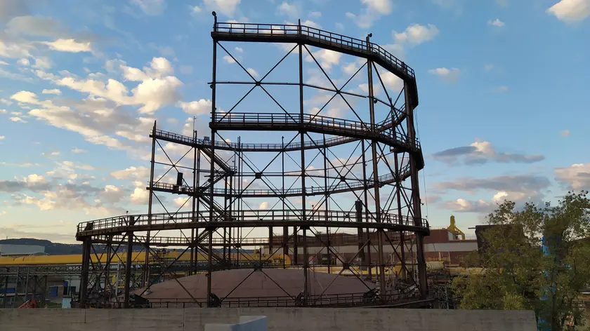 Gasometro della Ferriera, le operazioni di smontaggio in una foto di alcuni giorni fa