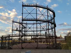 Gasometro della Ferriera, le operazioni di smontaggio in una foto di alcuni giorni fa