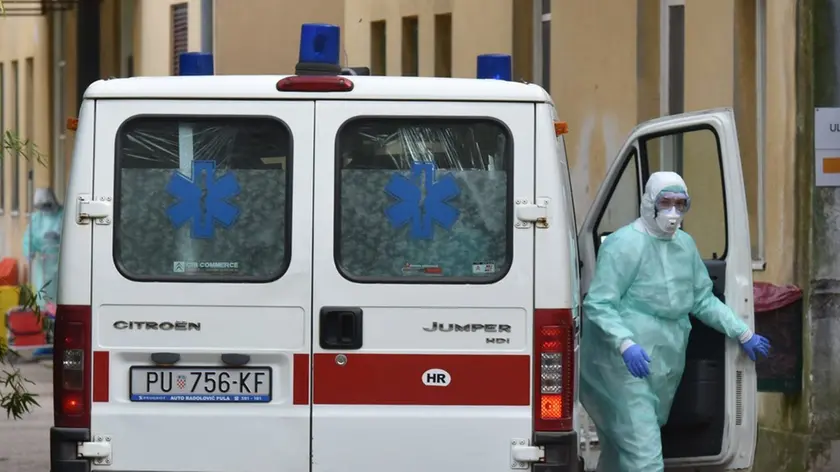 26.03.2020., Pula - Pulska Opca bolnica -zarazni odjel, dolazak medicinskog vozila. Photo: Dusko Marusic /PIXSELL