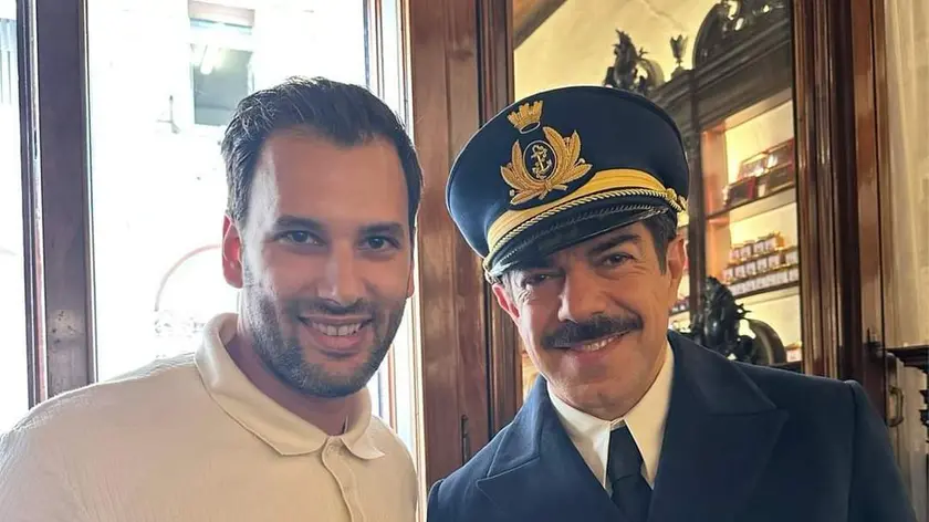 Pierfrancesco Favino con Riccardo Faggiotto de "La Bomboniera" nella foto postata sulla pagina social del locale