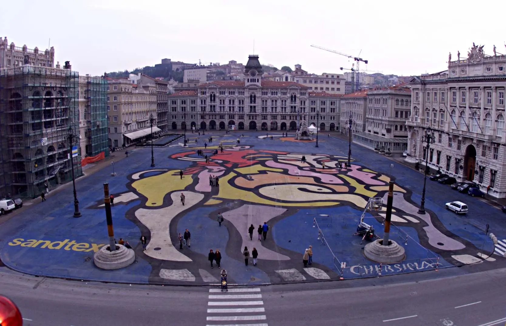 Il graffito di Chersicla in piazza dell'Unità d'Italia