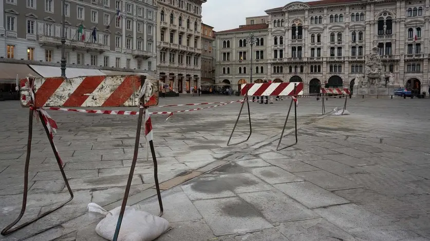 Foto Bruni 01.10.14 P.zza Unità: lavori di rifacimento