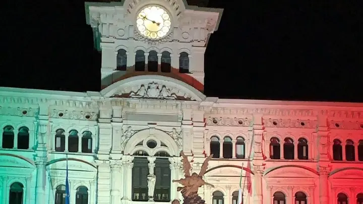 Il violinista Pierpaolo Foti durante il concerto omaggio a Trieste in lockdown