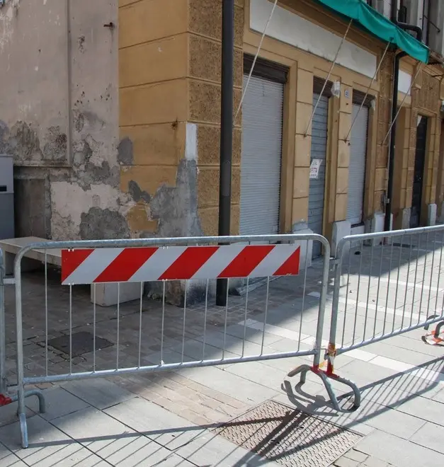 Transenne attorno alla storica Casa Bombi
