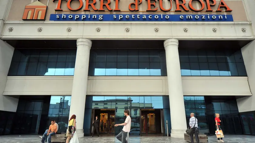 L'ingresso del centro commerciale Torri d'Europa