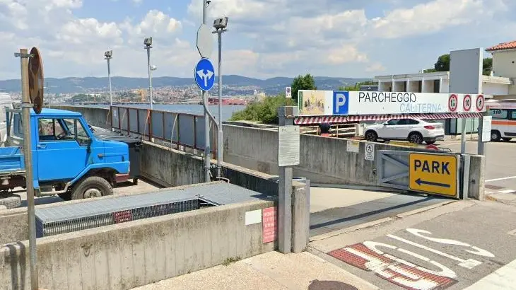 L’ingresso al parcheggio sotterraneo di piazzale Caliterna a Muggia