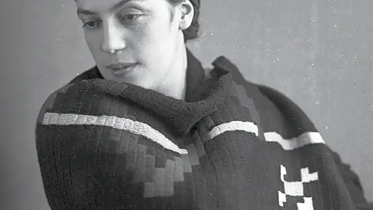 Anita Pittoni nel 1933 con una sciarpa in lana all’uncinetto