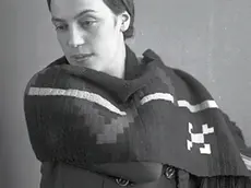 Anita Pittoni nel 1933 con una sciarpa in lana all’uncinetto