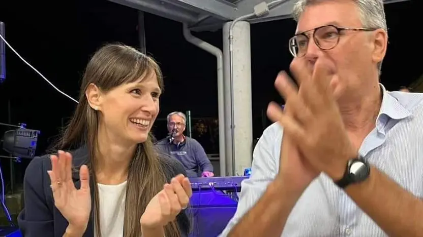 Caterina Conti e Franco Lenarduzzi sorridenti ad un evento estivo del Pd
