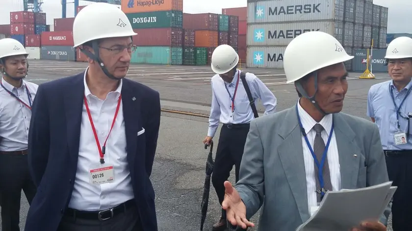 Sergio Bolzonello (Vicepresidente Regione FVG e assessore Attività produttive, Turismo e Cooperazione) e Tetsuya Fujinami (Direttore esecutivo Porto Shimizu) - Shimizu 03/10/2016