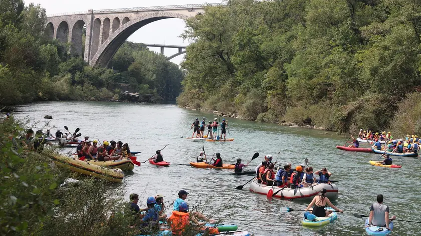 La manifestazione di kajak transfrontaliero con, sullo sfondo, il ponte caratteristico di Salcano. Foto Bumbaca /Marega