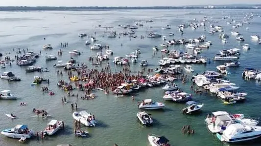 La tradizionale festa di Ferragosto ai Caregoni: l’immagine è significativa rispetto all’afflusso dei diportisti con le loro barche