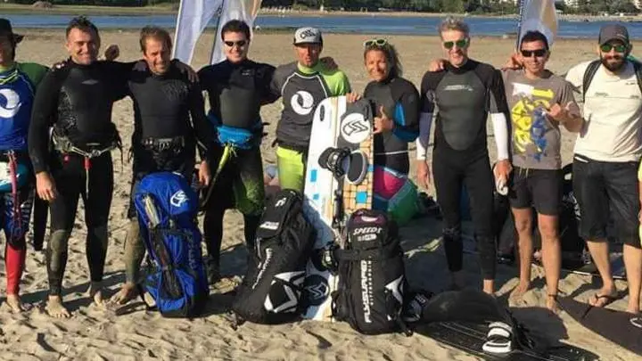 L’associazione sportiva Kite Life Grado durante una giornata a Pineta