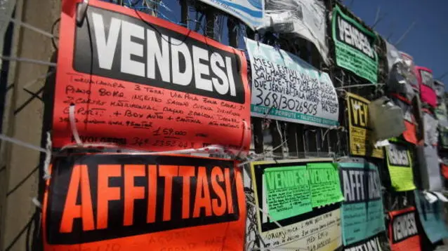 Nella, foto, cartelli di case in vendita e in affitto