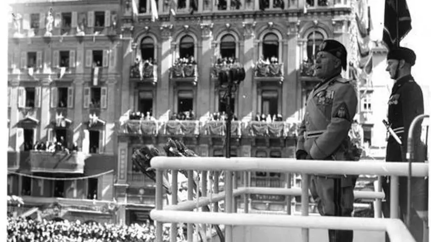 Mussolini in Piazza dell’Unità nel 1938. In seguito alla proclamazione delle leggi razziali il fondatore e direttore del quotidiano “Il Piccolo” venne estromesso