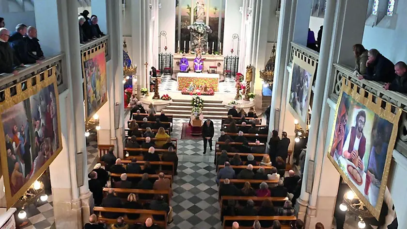 La chiesa Nostra Signora di Sion, nel rione di San Vito, gremita per i funerali di Denise Marzi Wildauer Foto Francesco Bruni