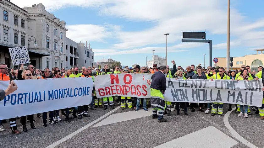 I portuali durante il corteo No Green Pass di lunedì (Massimo Silvano)
