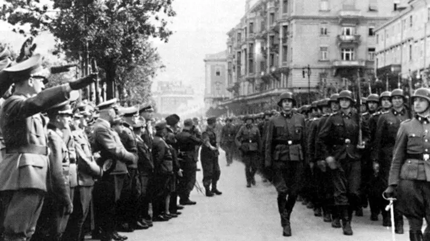 Nazisti sfilano a Trieste